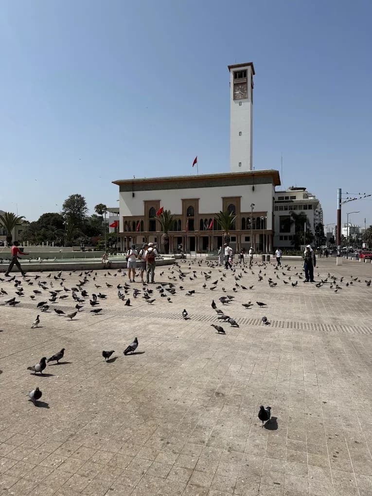 Plaza con torre del reloj en Tánger