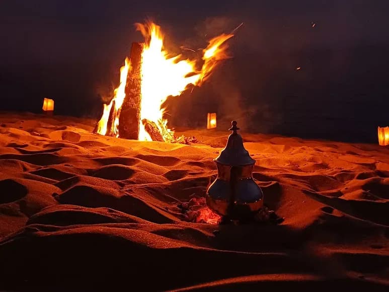 Hoguera en el campamento por la noche