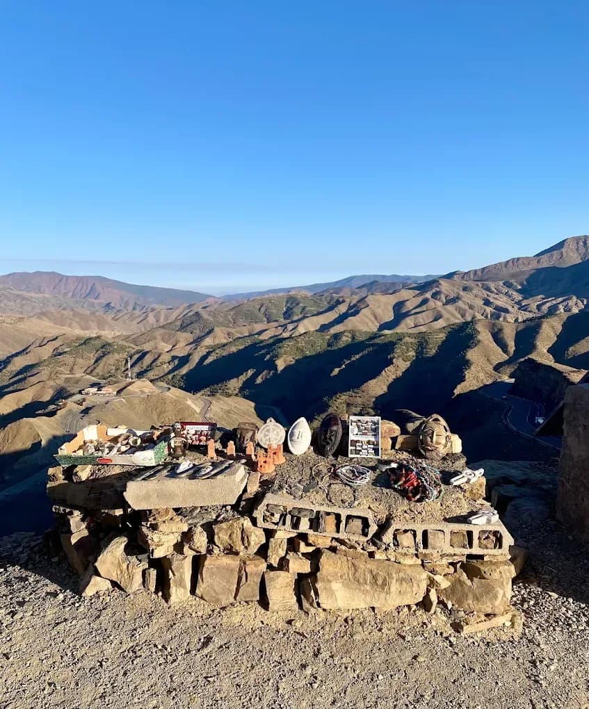 Puesto de fósiles en un puerto del Atlas