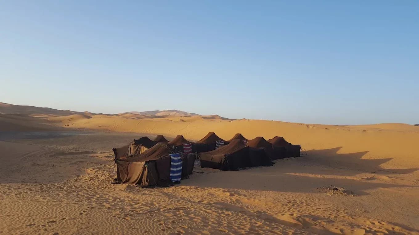 Jaimas nómadas en el desierto