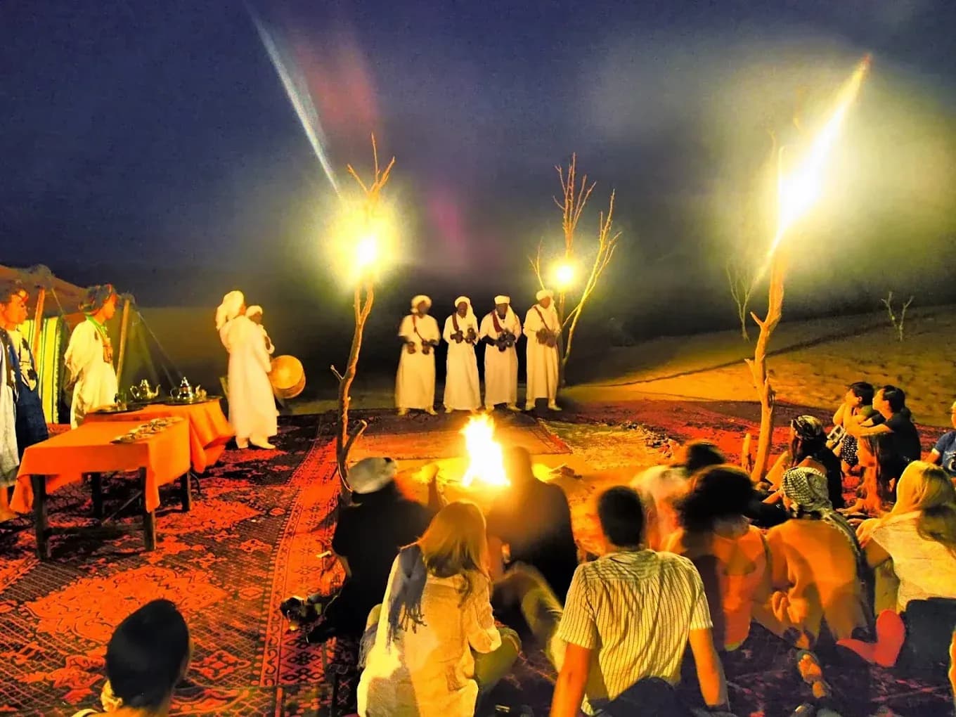 Música y cena en el campamento por la noche