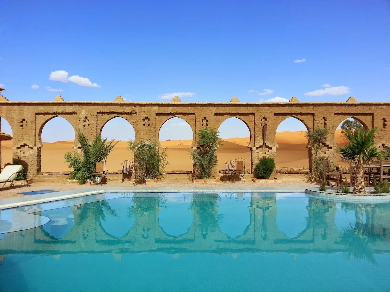 Piscina de un hotel junto a las dunas