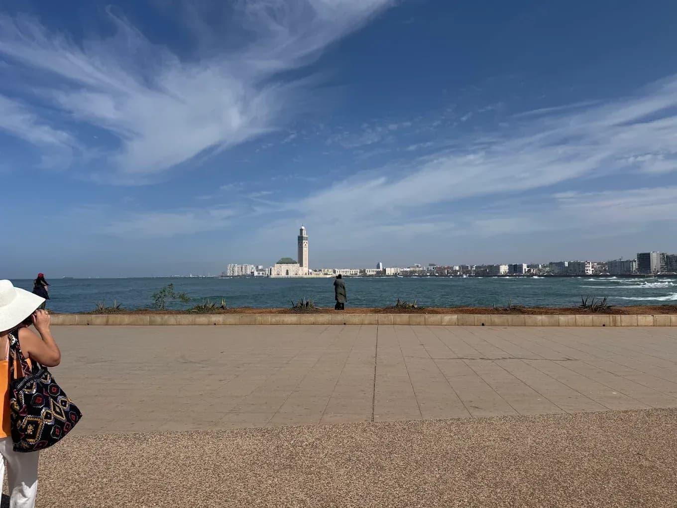 Corniche de Casablanca con la mezquita Hassan II al fondo