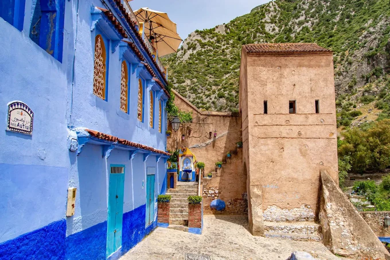 Calle azul junto a la kasbah de Chefchaouen