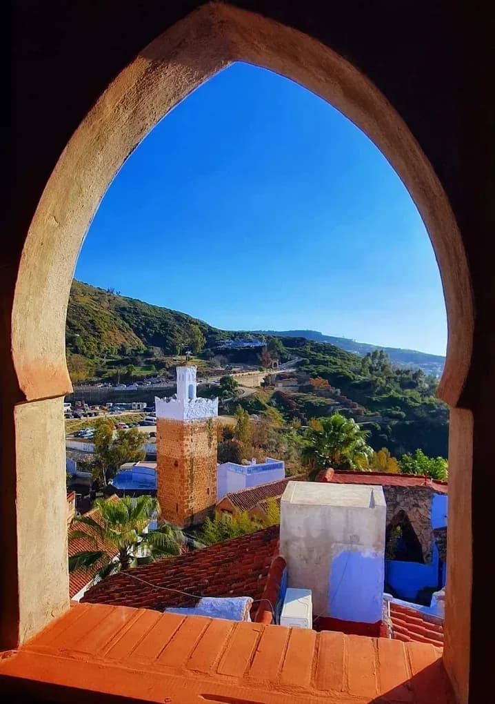Chefchaouen a través de un arco