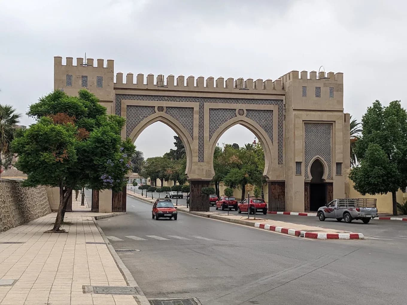 Puerta monumental en la muralla de Fez