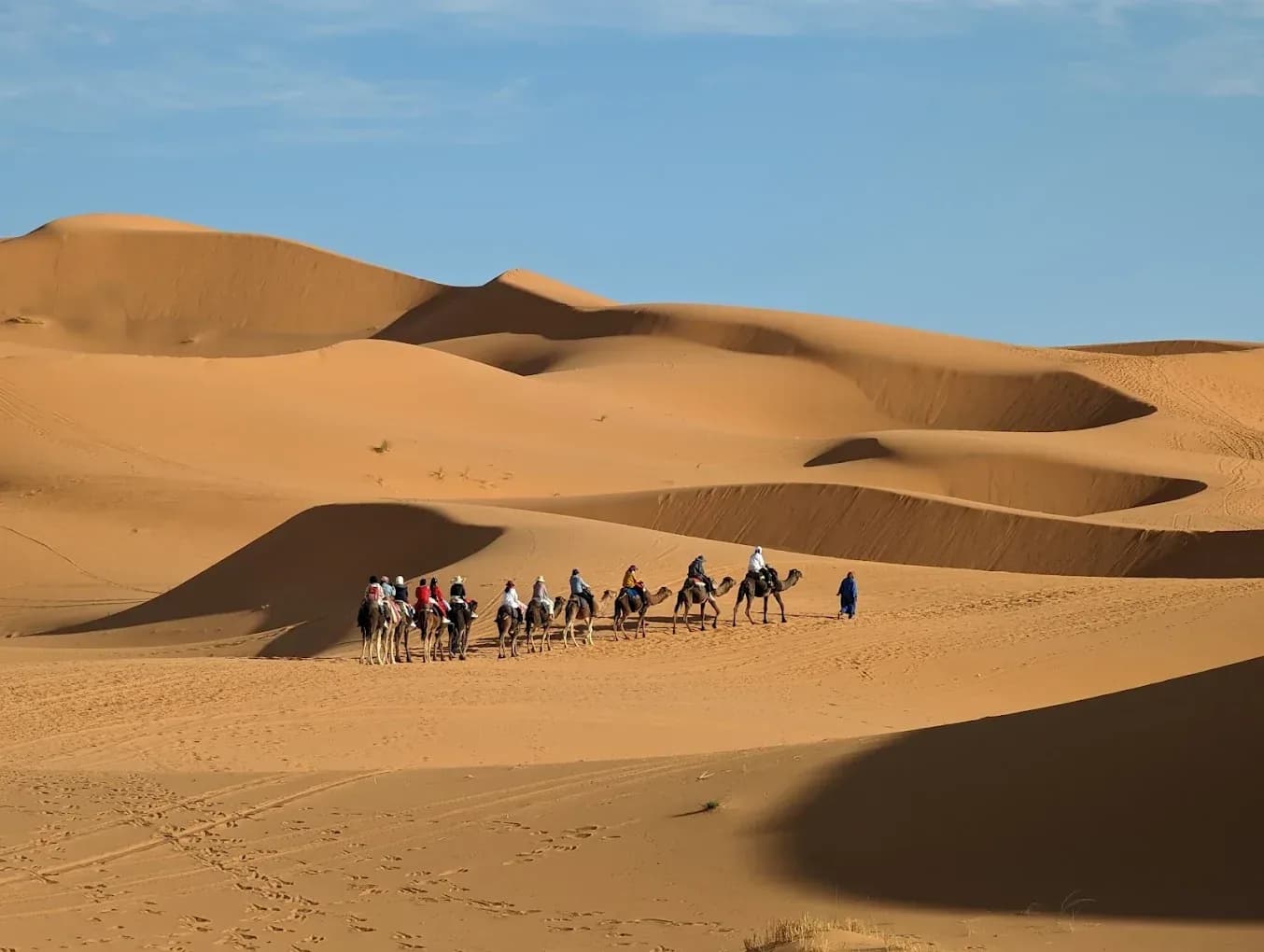 Caravana entre grandes dunas de Erg Chebbi
