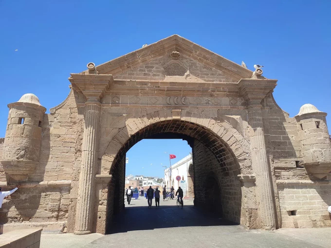 Puerta monumental de piedra