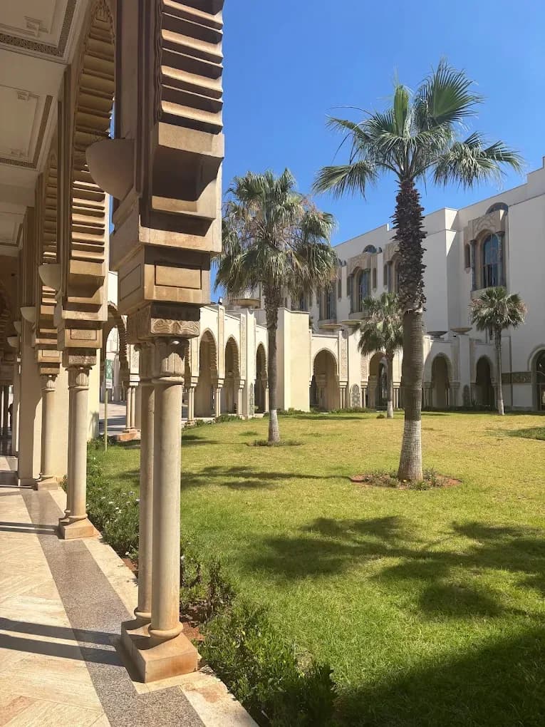 Galería de arcos y jardín