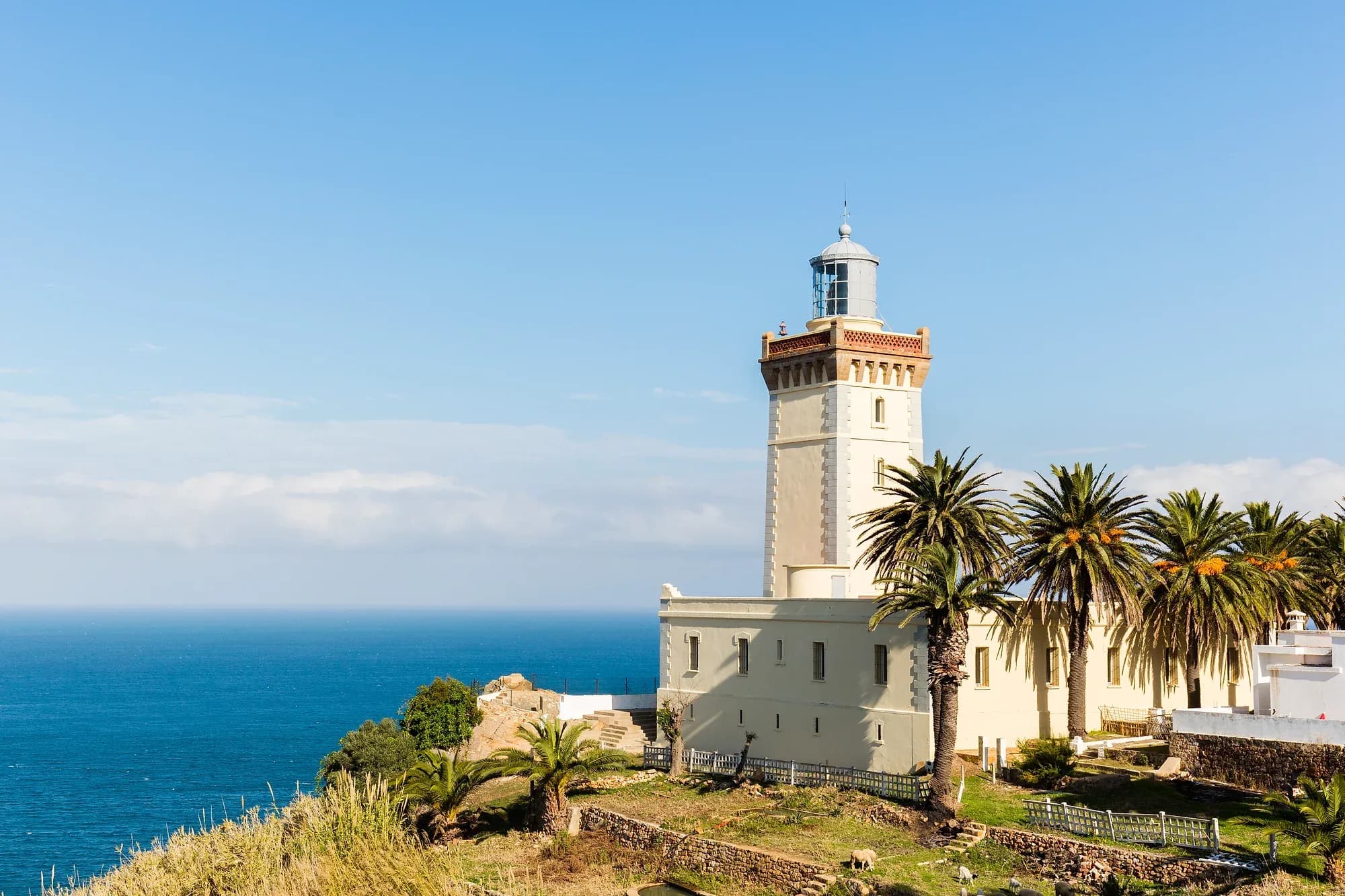 Faro del cabo Espartel entre palmeras, sobre el mar en la entrada del estrecho, cerca de Tánger