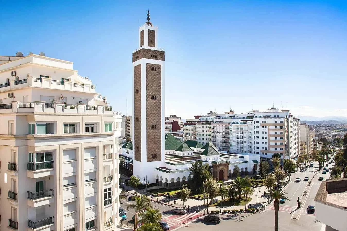 Minarete en una avenida de Tánger