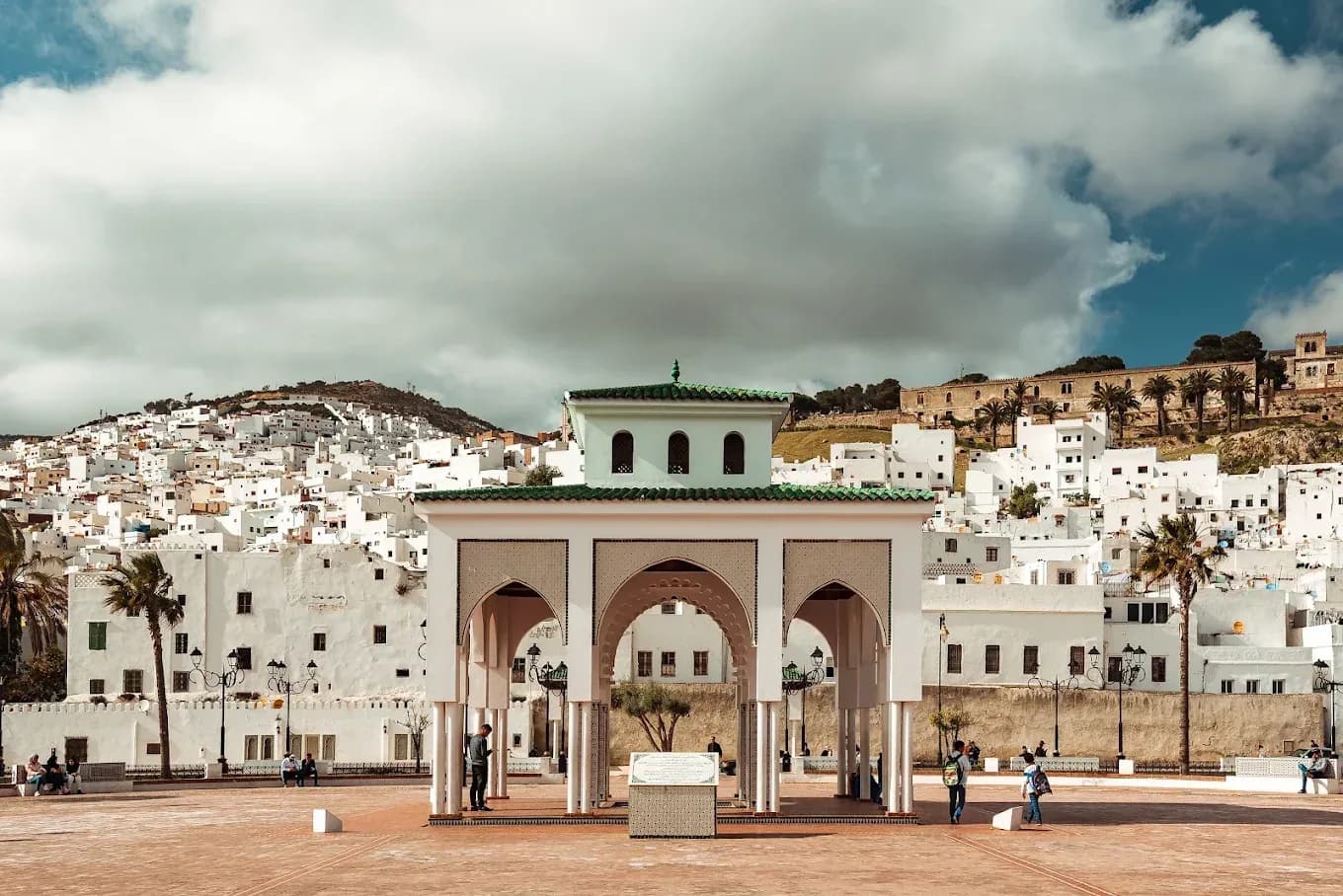 Plaza del Palacio Real de Tetuán con la medina blanca