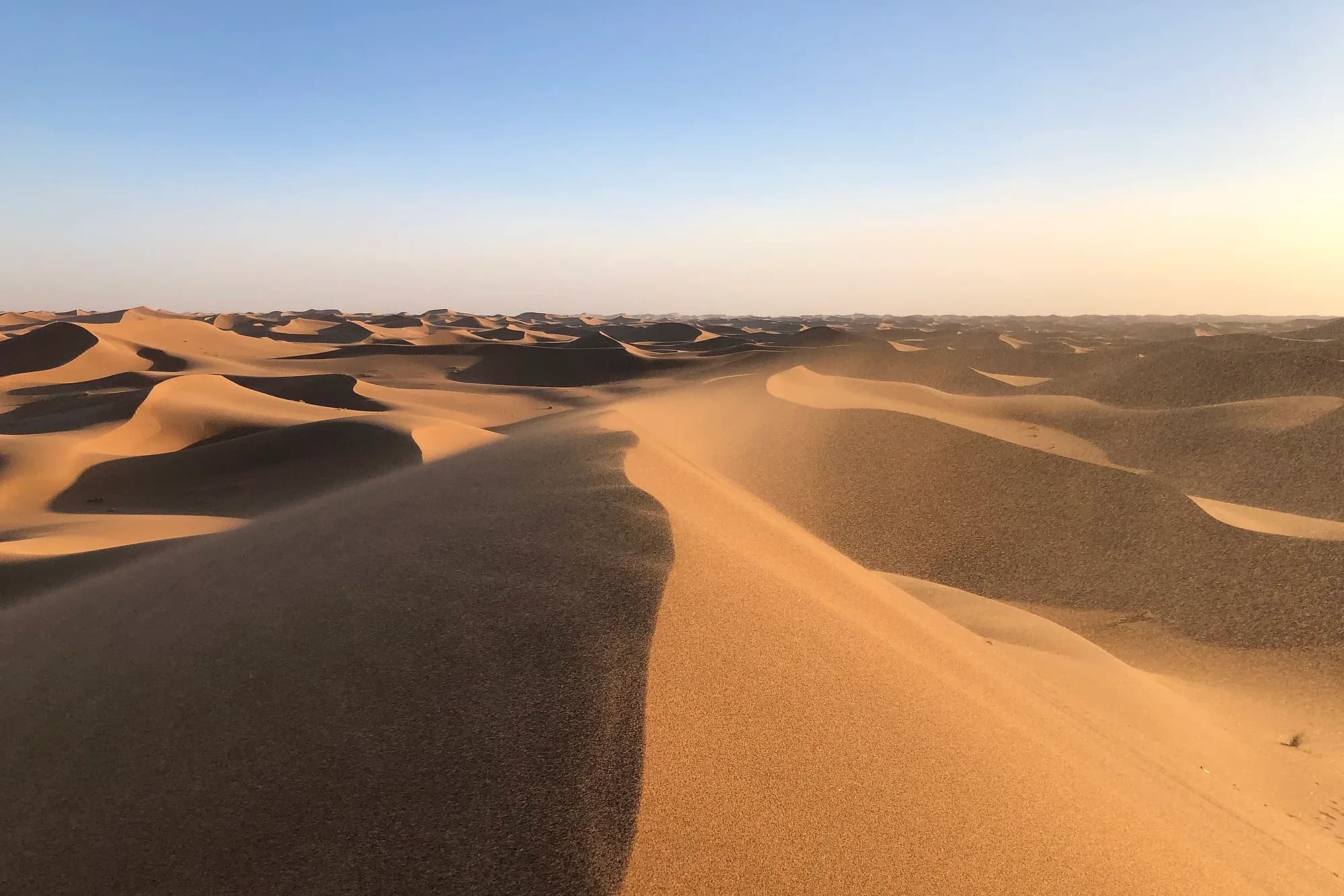 Crestas de grandes dunas en el Erg Chegaga, más allá de M'Hamid