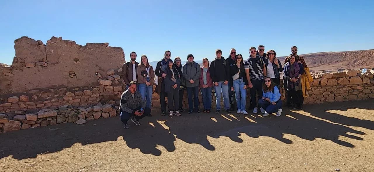 Grupo de viajeros en una kasbah
