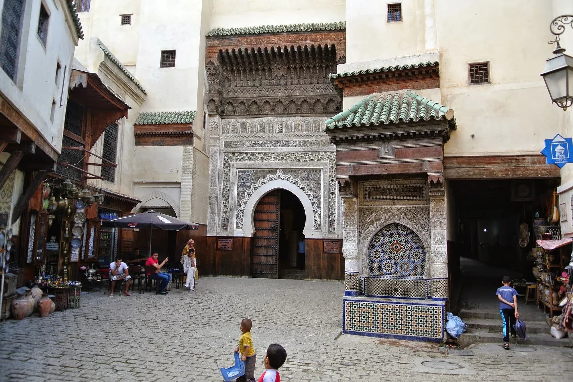 Plaza Nejjarine en la medina de Fez, con su fuente de zellige y la portada del fondouk