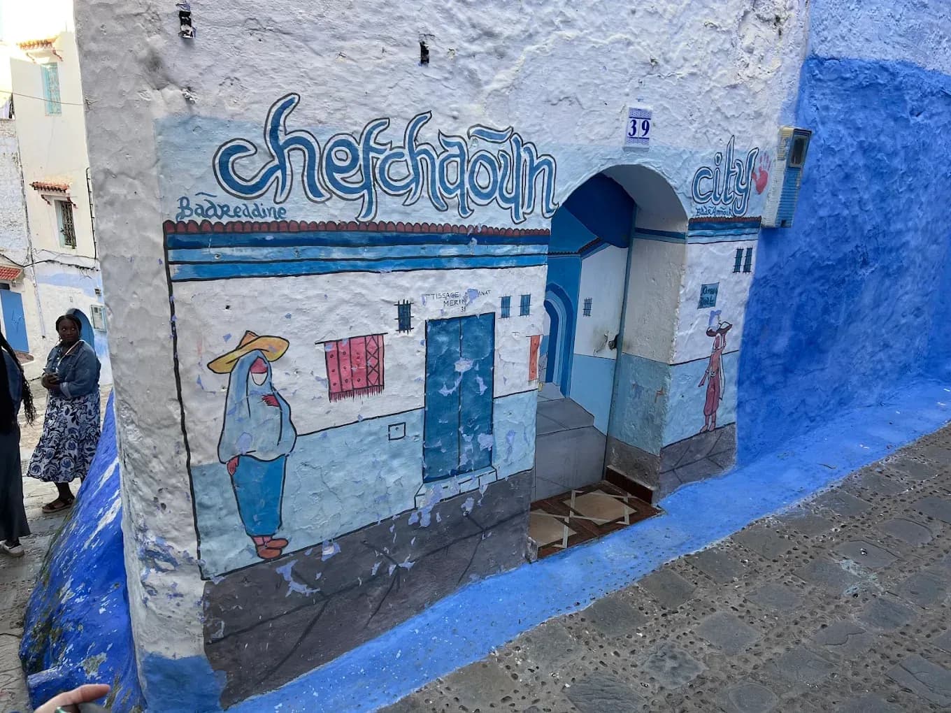 Muro azul pintado con el nombre de Chefchaouen