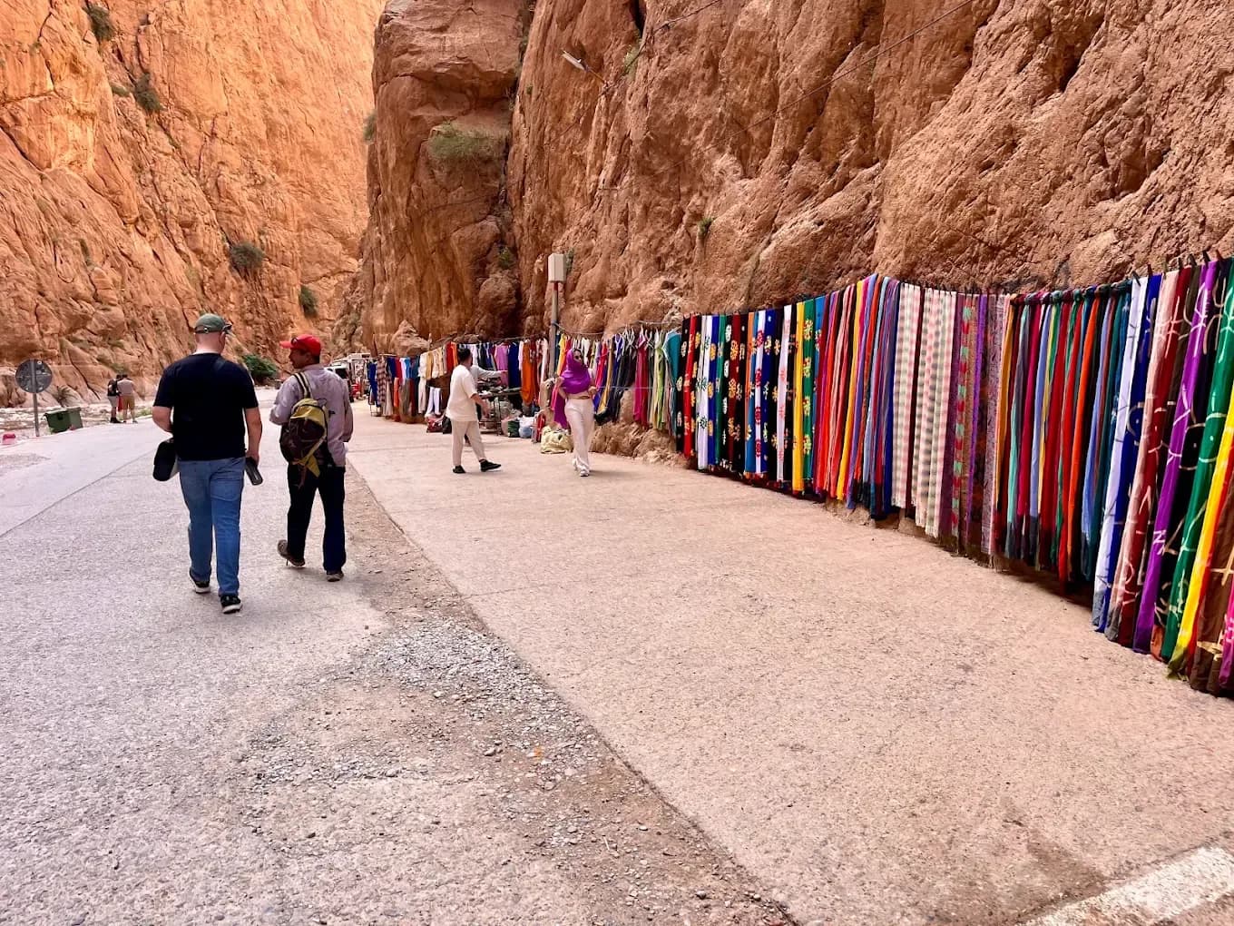 Alfombras a la entrada de las gargantas del Todra