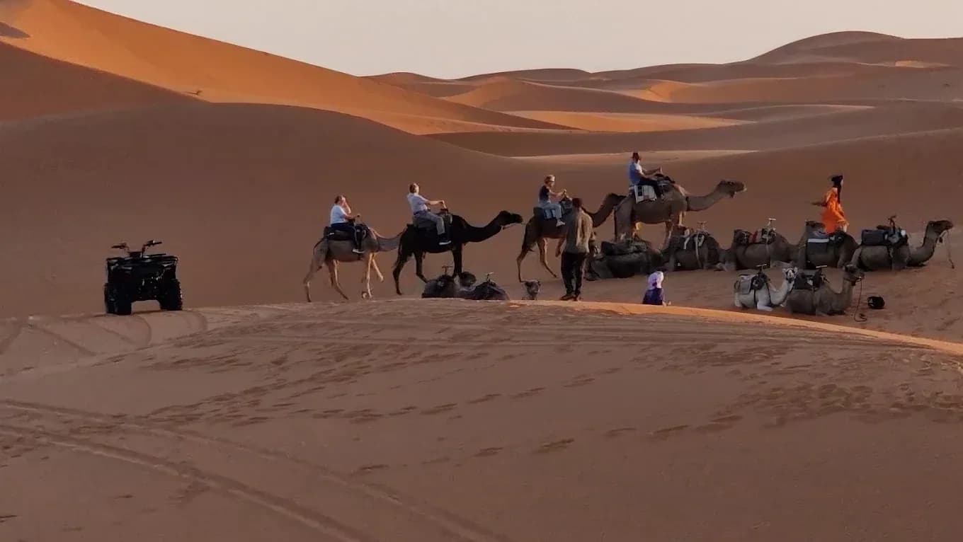 Caravana y quad en las dunas