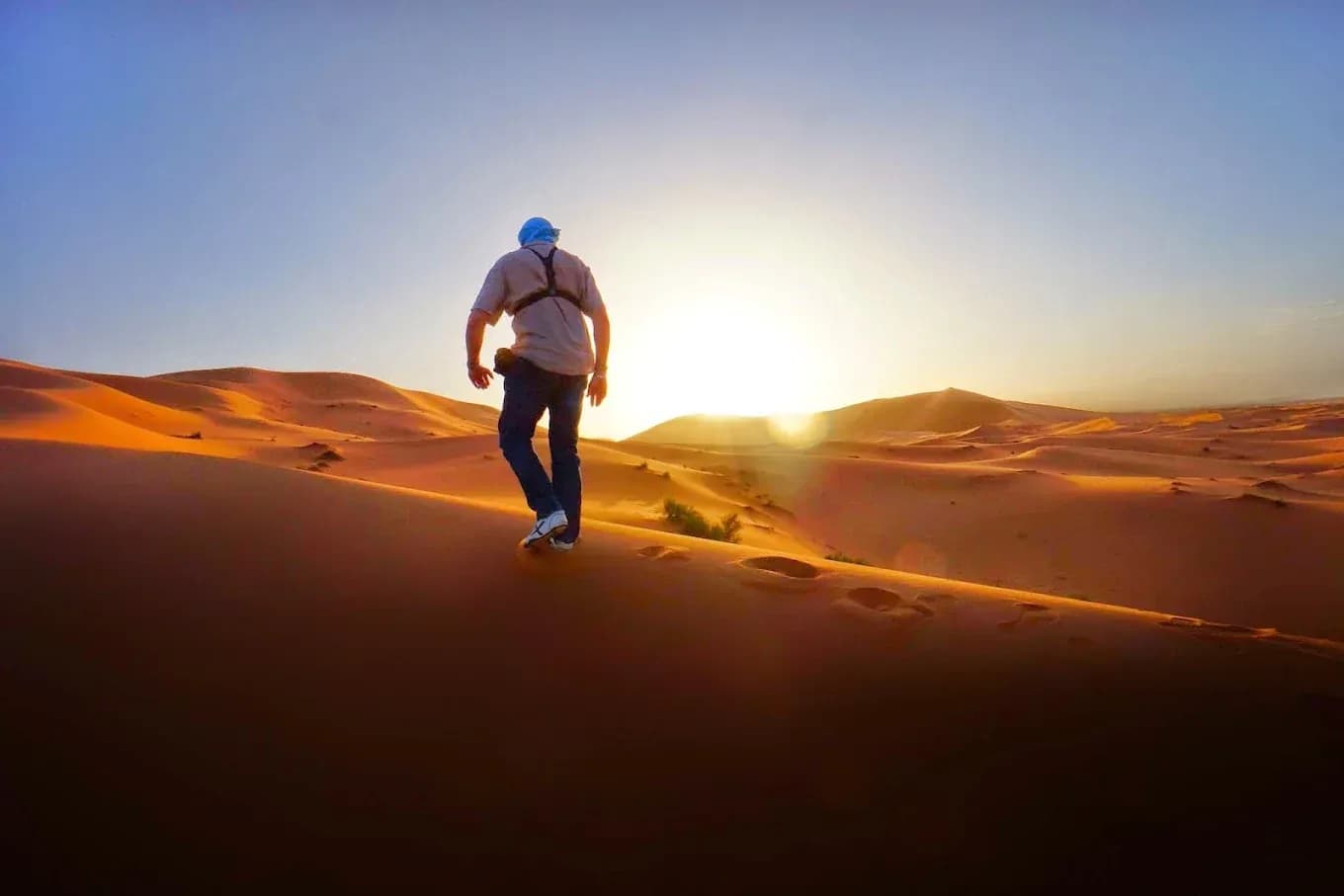 Caminante en las dunas al atardecer