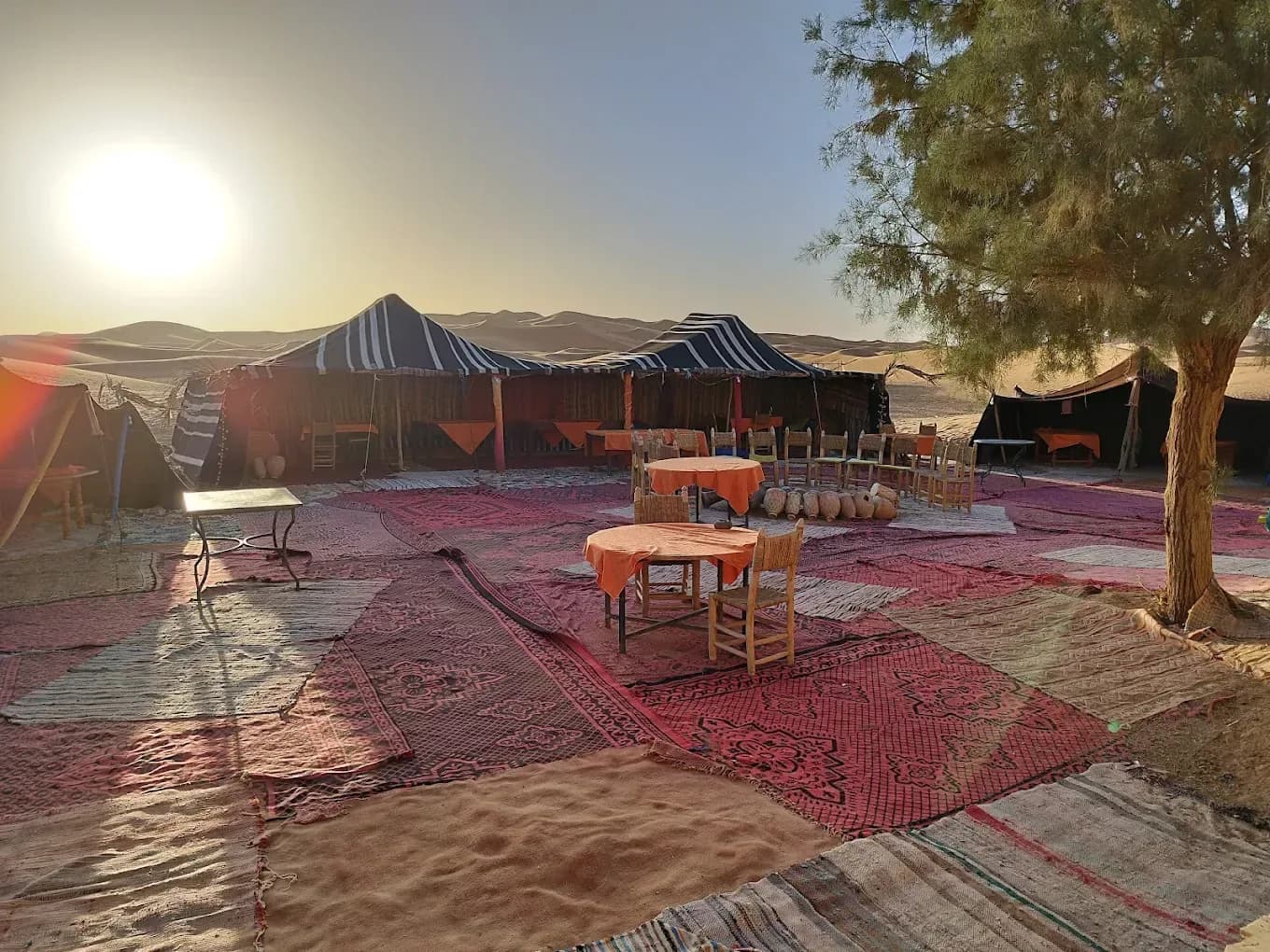 Zona común del campamento con alfombras