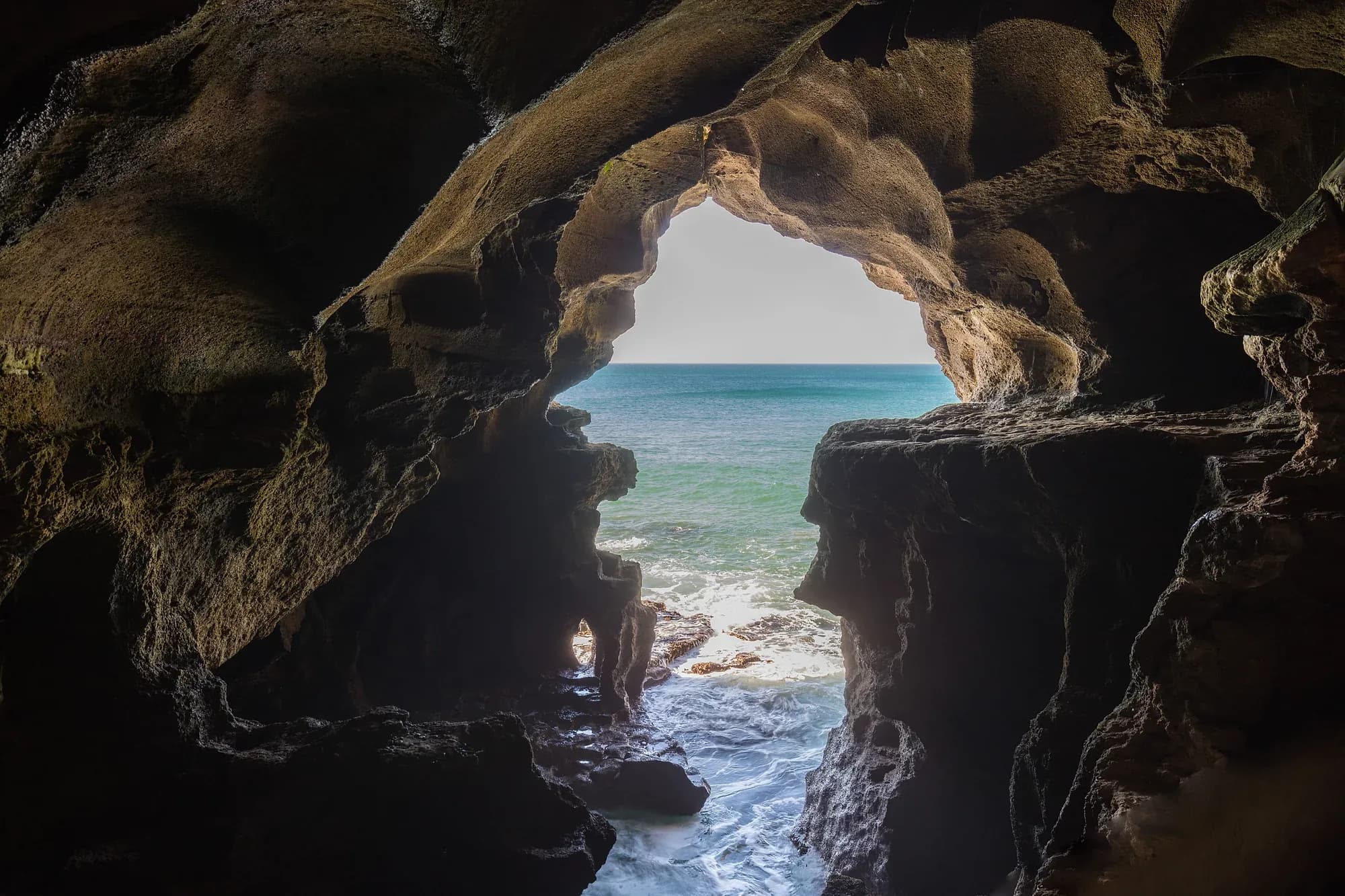 Abertura al mar de las cuevas de Hércules, junto al cabo Espartel, cerca de Tánger