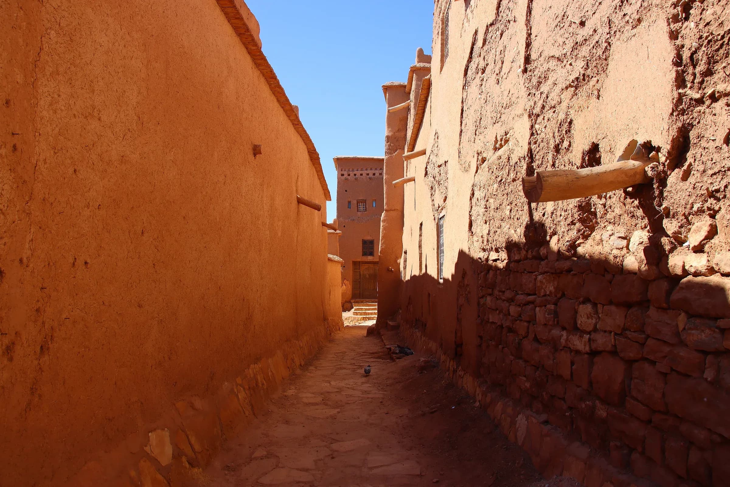 Callejón estrecho entre muros de adobe dentro del ksar de Aït Ben Haddou