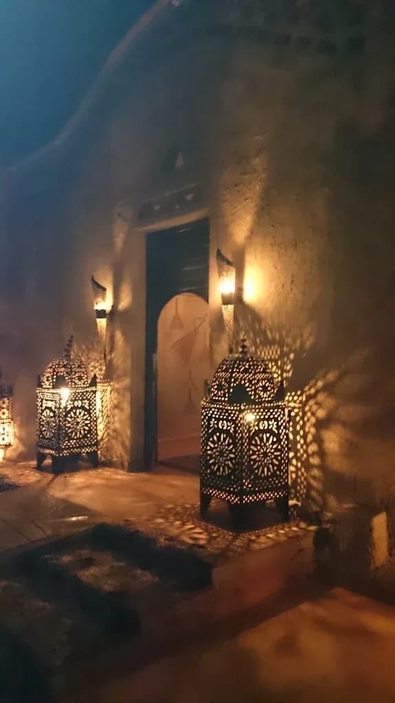 Hotel kasbah iluminado de noche