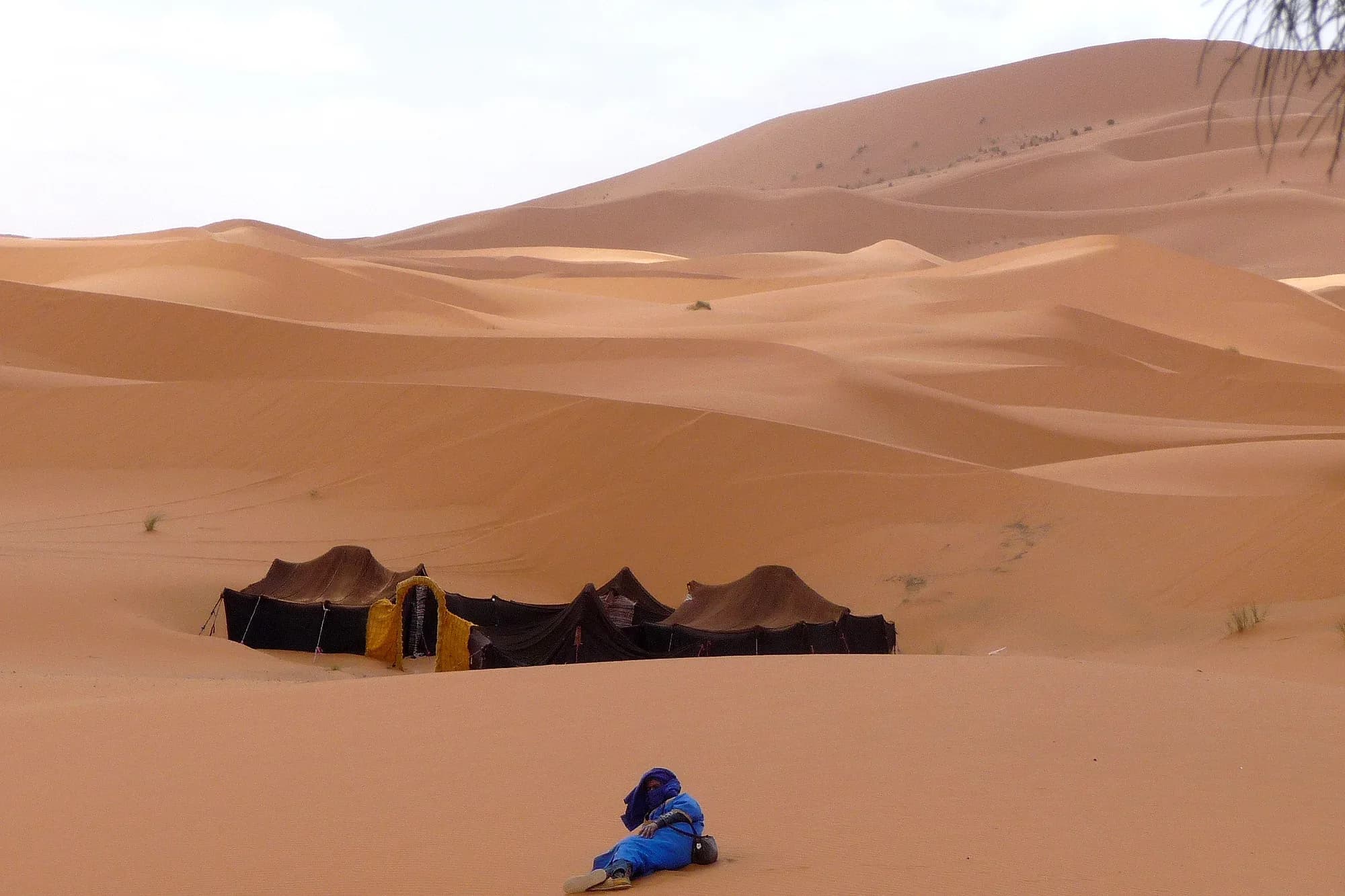 Campamento de jaimas bereberes al pie de las grandes dunas de Erg Chebbi, Merzouga