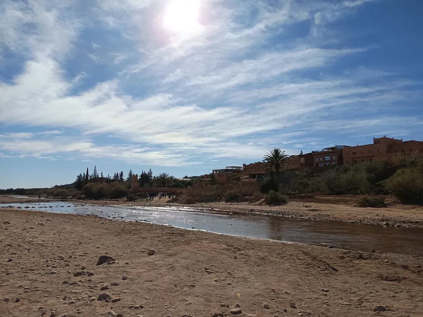Lecho del río con kasbahs al fondo