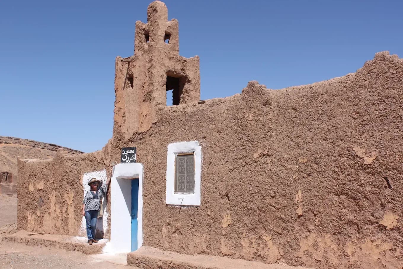 Pueblo nómada de adobe junto al desierto