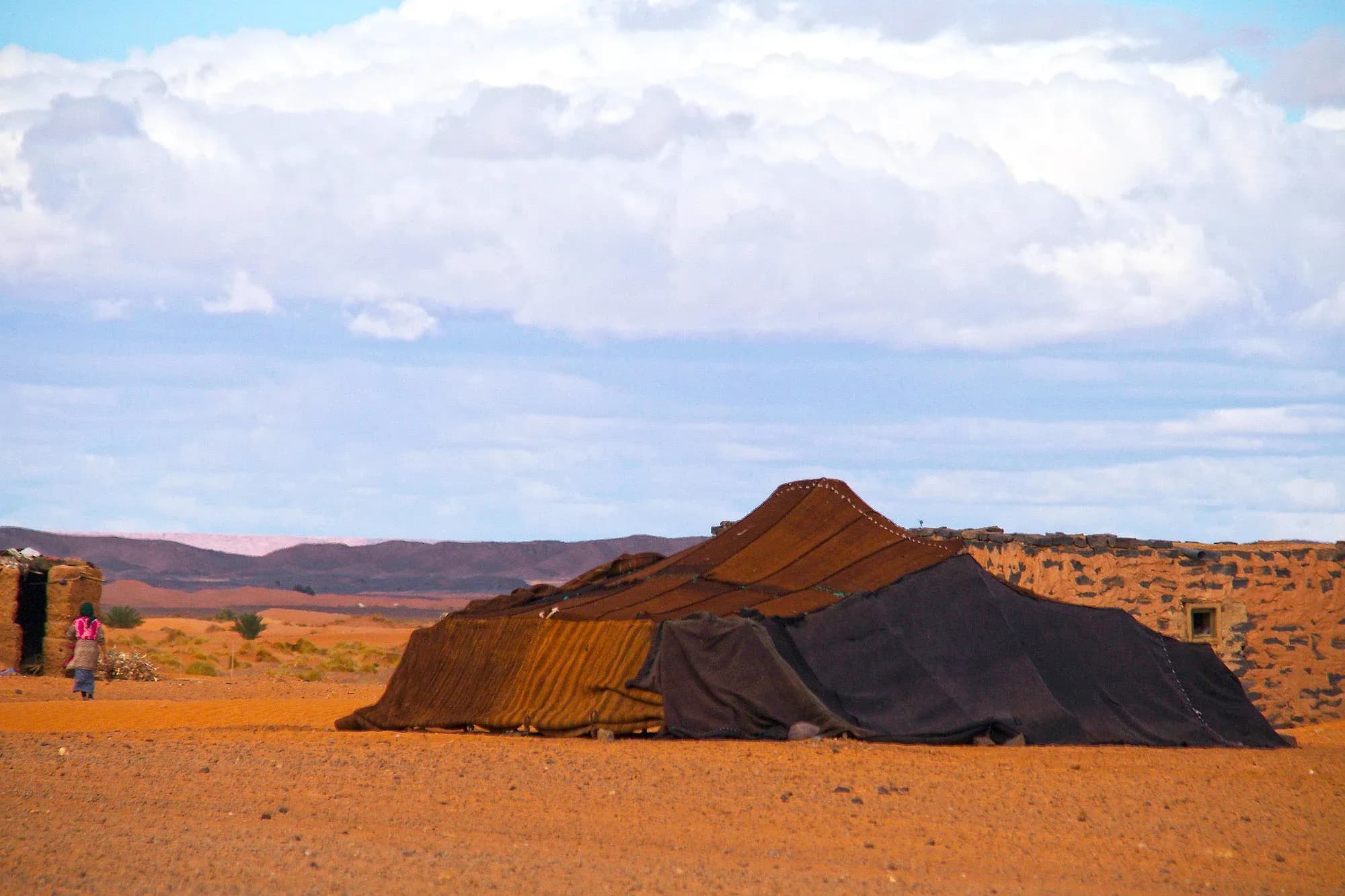 Jaima nómada de lona oscura en la llanura junto a Erg Chebbi, Merzouga