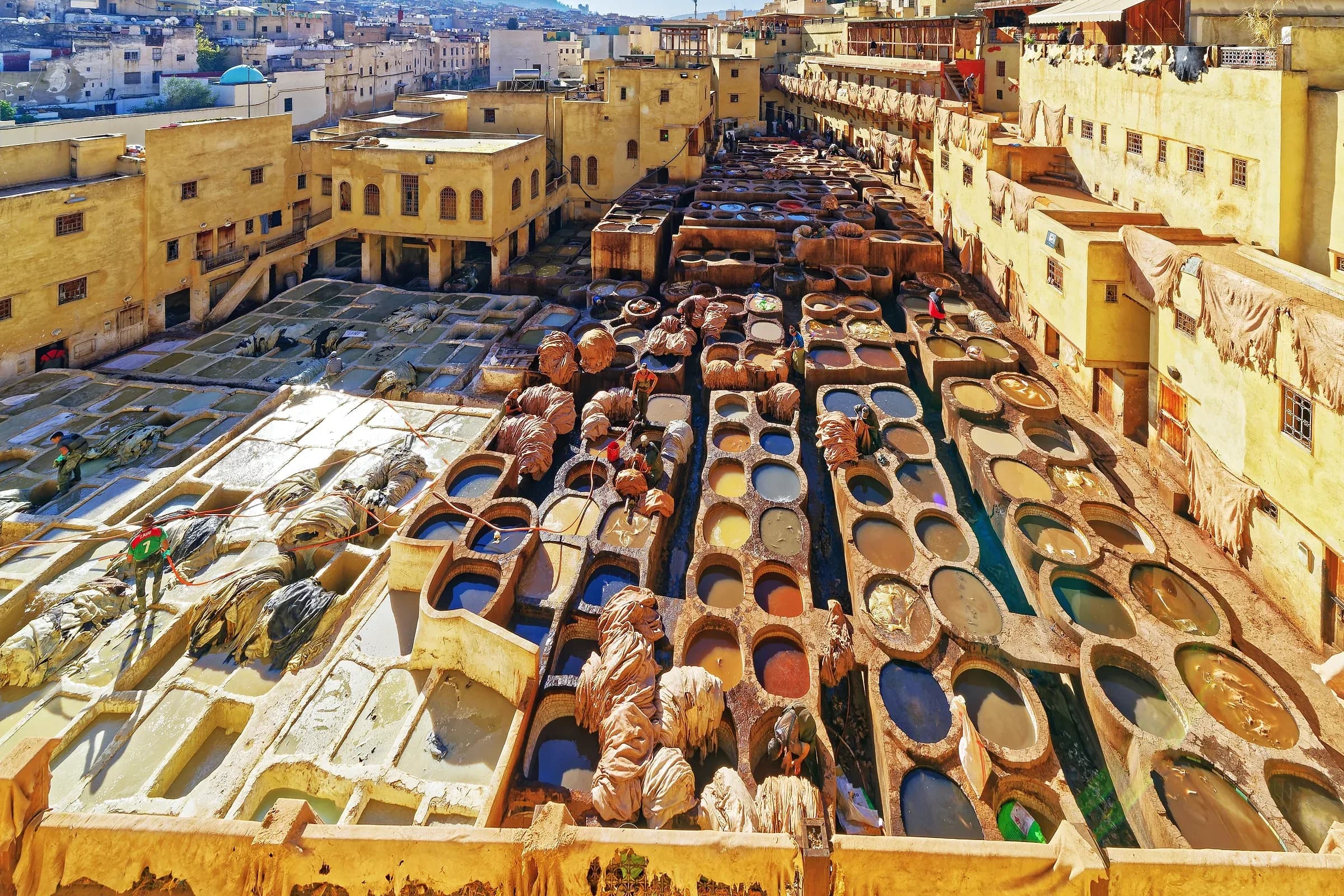 Curtiduría Chouara de Fez vista desde una terraza, con sus tinas de colores y la medina al fondo