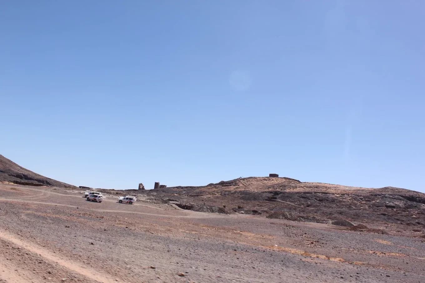 4x4 en una pista del desierto de piedra