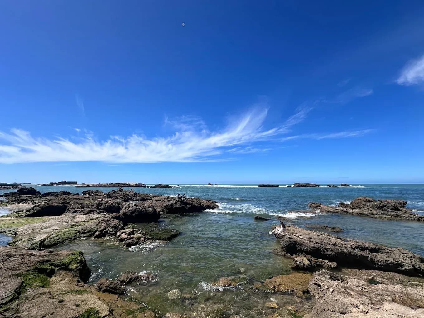 Costa rocosa del Atlántico con cielo azul