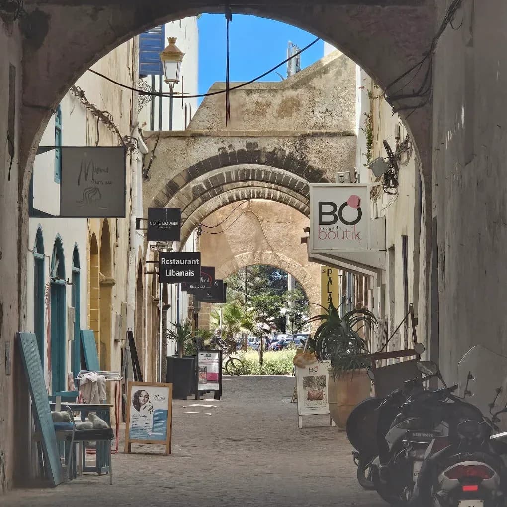 Arco y calle de la medina de Essaouira