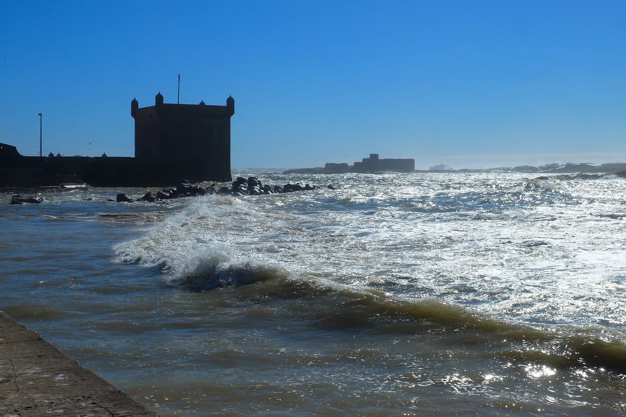 Olas del Atlántico rompiendo junto a un bastión de la muralla de Essaouira