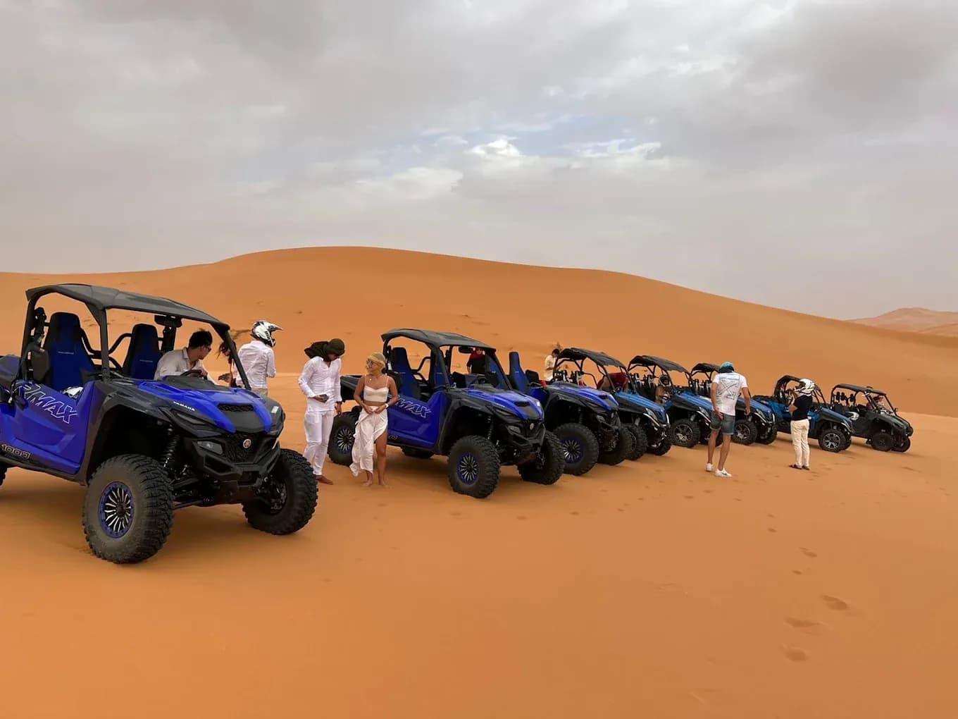 Buggies alineados en las dunas