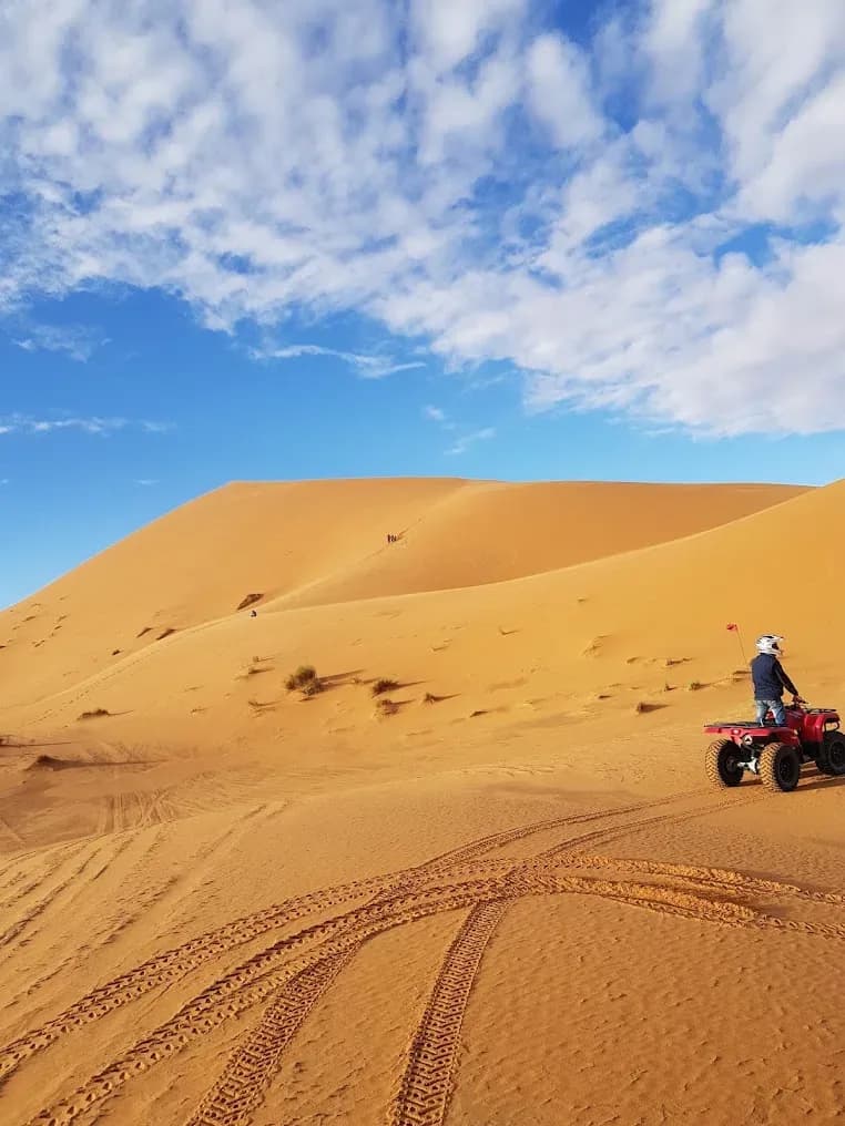 Quad en lo alto de una duna