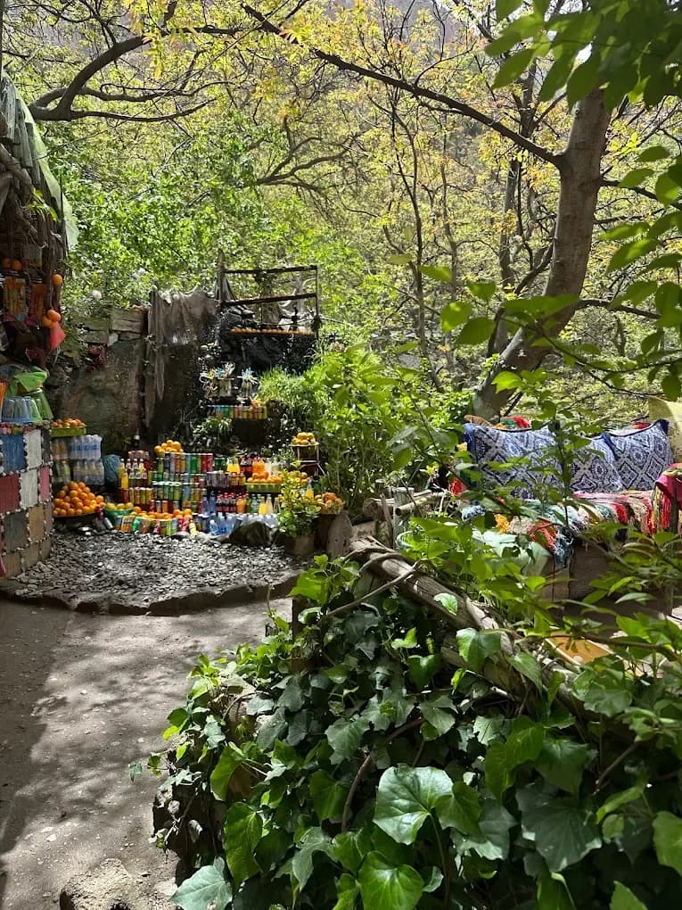 Café con jardín en un valle del Atlas
