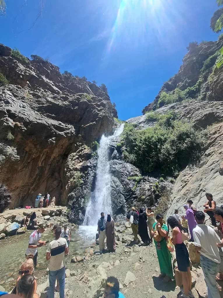 Grupo de viajeros en una cascada del Atlas