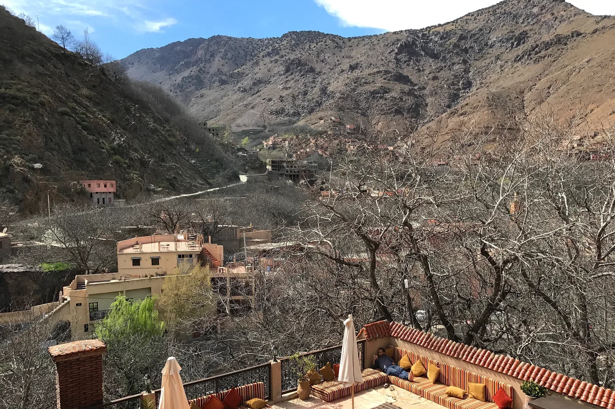 Terraza con cojines de un alojamiento en Imlil frente a las montañas del Alto Atlas