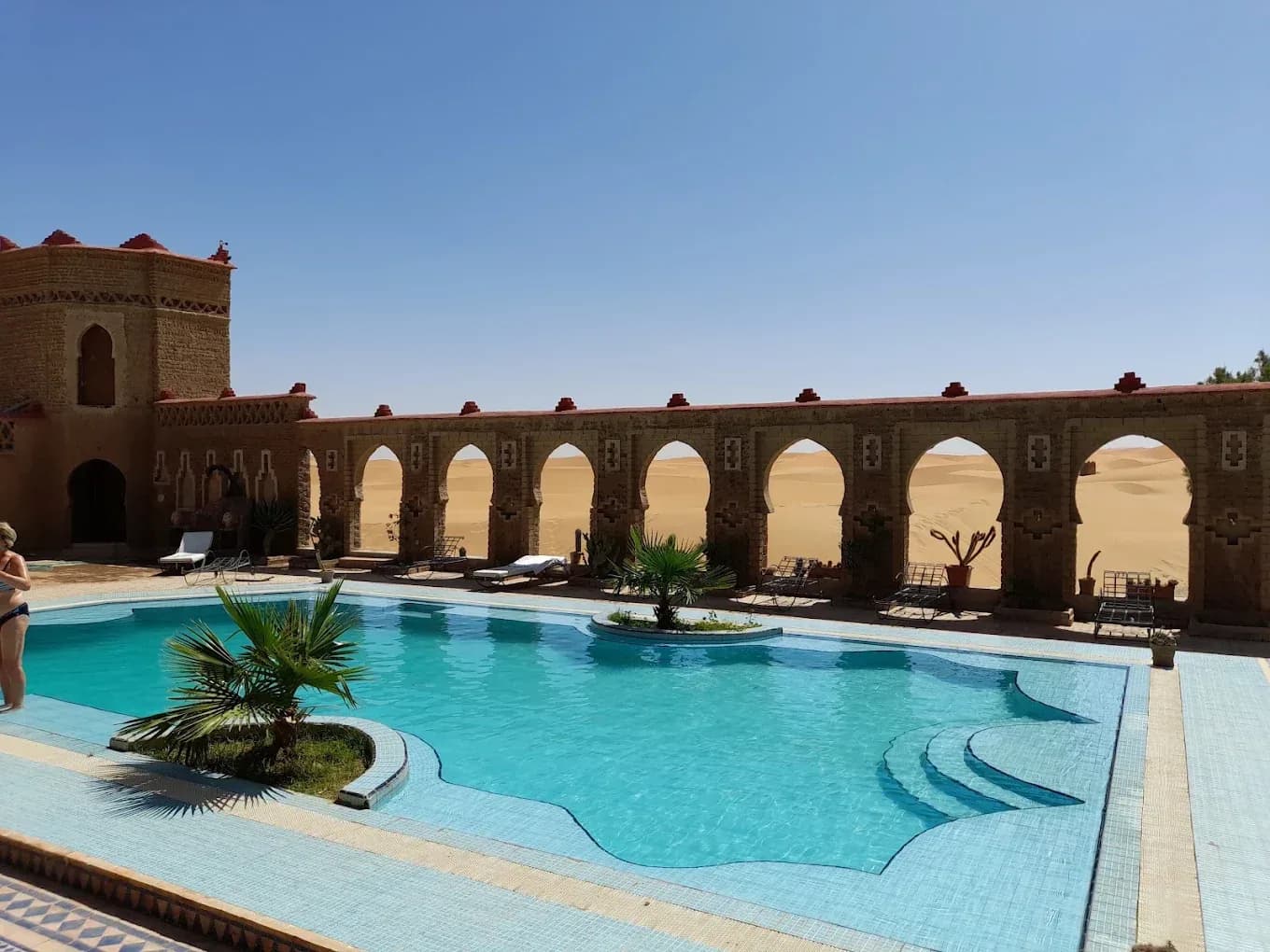 Piscina de un hotel del desierto