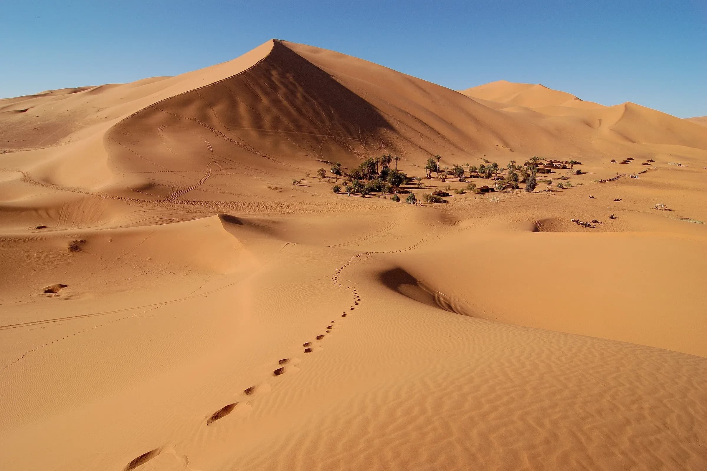 Gran duna de Erg Chebbi con huellas en la arena, desierto de Merzouga