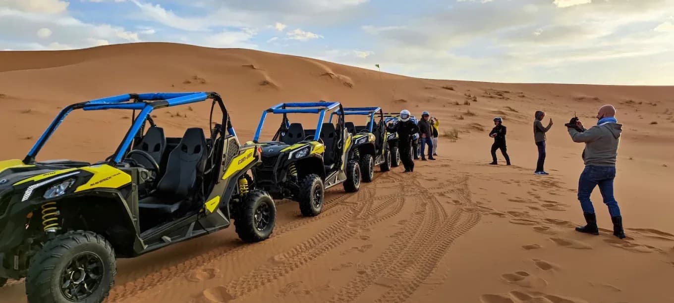 Grupo con buggies en las dunas