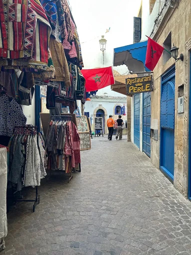 Calle con tiendas en la medina de Chefchaouen