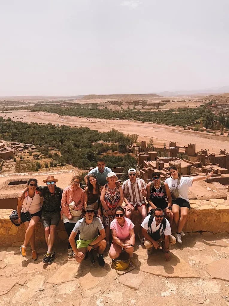 Grupo de viajeros en un mirador