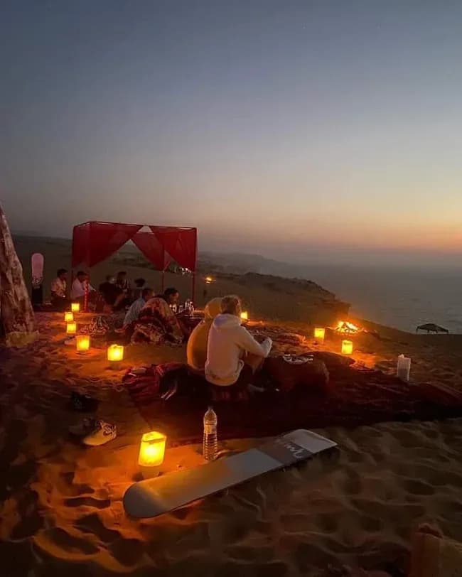 Cena con velas en el campamento