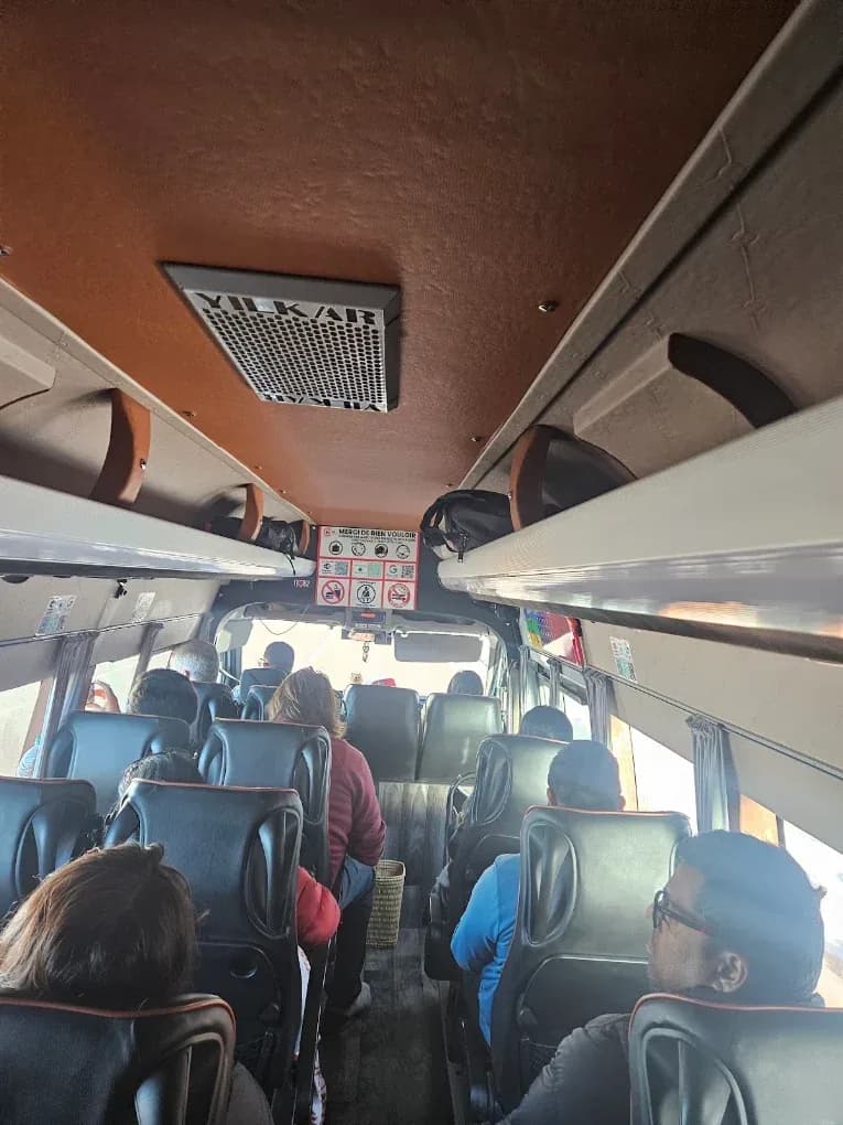 Interior del minibús de viaje
