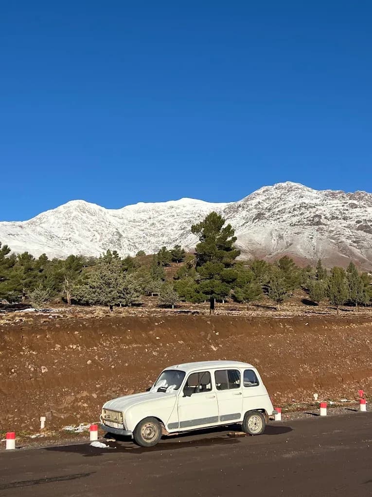 Carretera con montañas nevadas en el Medio Atlas