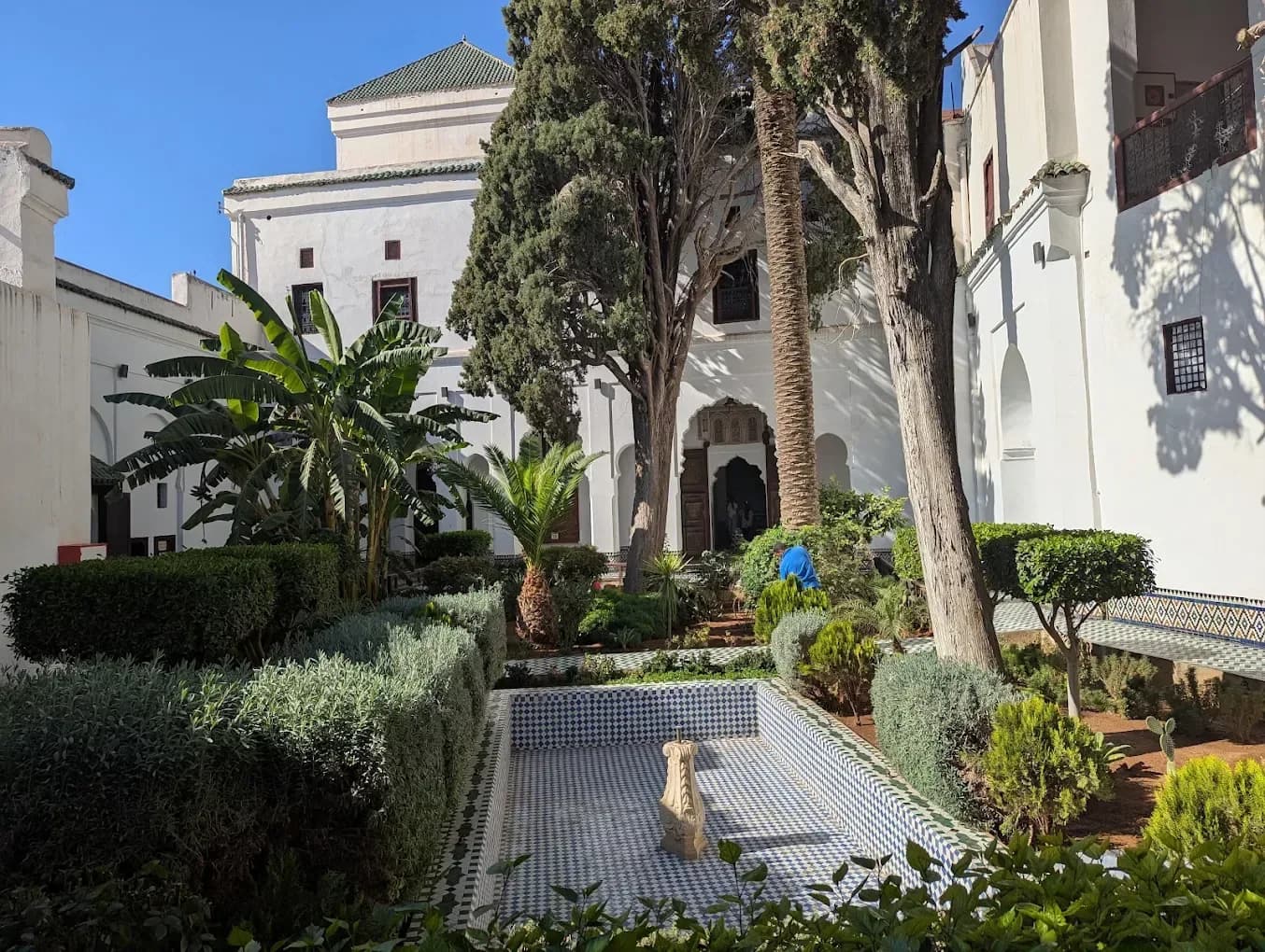 Jardín junto a un mausoleo en Meknes
